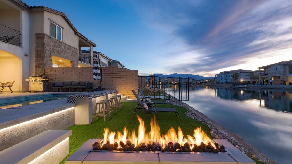 Lakefront w Private Pool Great for Festival Season Lago Luxe by AvantStay